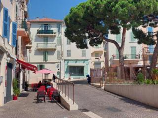 In the hart of old Cannes - Place du Suquet - 2 Min Walking distance from Palais de Festivals and Beaches - 4