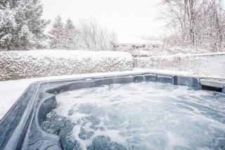 Luxurious Private House Pool and Hot Tub - 7