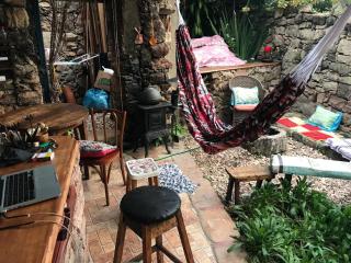 CASA DE RETALHOS Boutique Albergue, casaril histórico, com 5 suítes individuais e cozinha coletiva, no coração da vila de Igatu-Ba, que preserva fortes traços culturais da época do garimpo, venha viver uma experiência única! - Igatu - 2