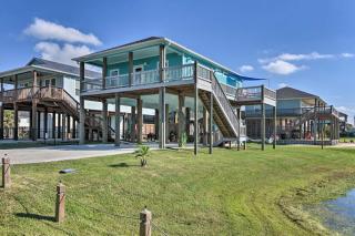Walk to Shore Crystal Beach Home with Deck and Grill! - Crystal Beach - 0