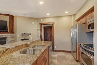 Crystal Peak Lodge 1 Bedroom Ski In, Ski Out Slopeside Condo At The Base Of Peak 7 - 5