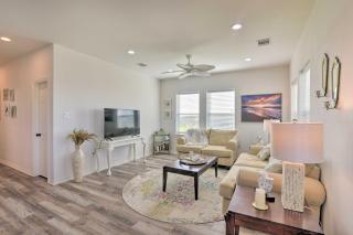 Bright and Breezy Galveston Retreat with Deck! - 8