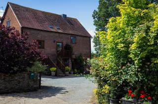 The Oast House - farm stay apartment set within 135 acres - Bromyard - 9