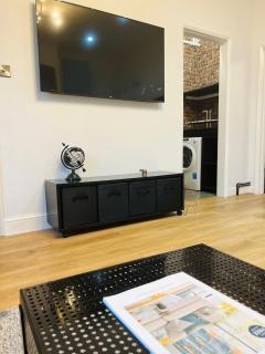 Perfect 1 Bed Apartment - Central with Parking, WiFi, TV, Desk - 1