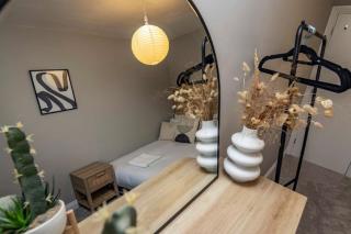 Cosy Home with Snug and Three Bedrooms Message us for Long Stay Prices - Nottingham - 2