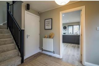 Cosy Home with Snug and Three Bedrooms Message us for Long Stay Prices - Nottingham - 1
