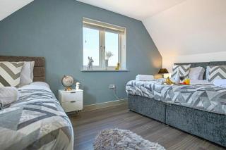 Bewdley House - 5 Bedroom 3.5 Bathroom House - Free Parking, Private Garden, Super-Fast Wifi and Smart TVs by Yoko Property - Milton Keynes - 1