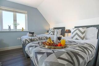 Bewdley House - 5 Bedroom 3.5 Bathroom House - Free Parking, Private Garden, Super-Fast Wifi and Smart TVs by Yoko Property - Milton Keynes - 2