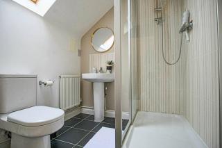 Bewdley House - 5 Bedroom 3.5 Bathroom House - Free Parking, Private Garden, Super-Fast Wifi and Smart TVs by Yoko Property - Milton Keynes - 6