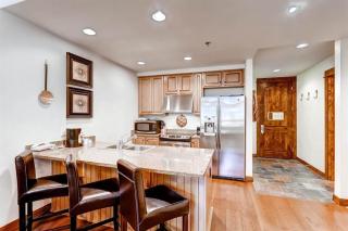 Luxury 2 Bedroom Ski in, Ski Out Mountain Vacation Rental Just Steps from the Snowflake Ski Lift in Breckenridge - Breckenridge - 7