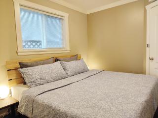 Private Suite w King Bed, Ground Level, Naturally Bright - Vancouver - 3