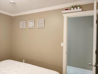 Private Suite w King Bed, Ground Level, Naturally Bright - Vancouver - 2