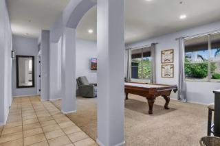 Amazing backyard, private pool, pool table, 5 beds - 5