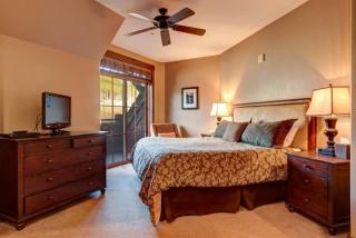 Ski in, Ski out 2 Bedroom Mountain Condo at the Base of Peak 7 with Quick Access to Historic Downtown Breckenridge - Breckenridge - 3