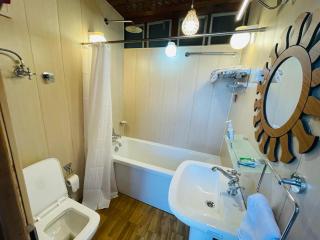 Heaven Breeze Group of Houseboats - 1