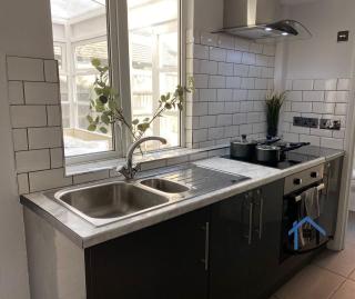 Acaster House, x4 rooms with en-suites x1 room private bathroom, street parking, close to train station - Kettering - 1