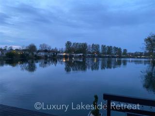 Lakeside Retreat With Hot Tub & Fishing Peg at Tattershall Lakes Country Park - Tattershall - 8