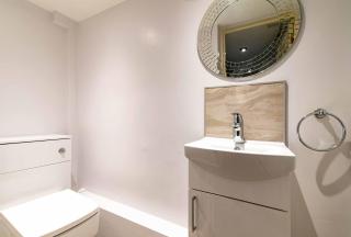 St Johns, Wakefield - Self check in & free parking - 7