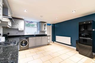 St Johns, Wakefield - Self check in & free parking - 2