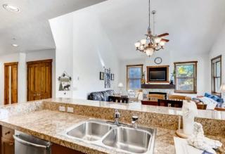 3 Bedroom Mountain Vacation Rental On Historic Downtown Main Street Within Walking Distance To Peak 9 Gondola - Breckenridge - 5