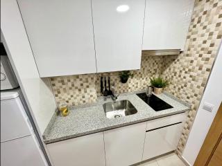 PRECIOSO ESTUDIO CON PISCINA, JUNTO A LA PLAYA - 1