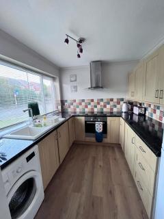 3 bed house in Walsall, perfect for contractors & leisure & free parking - 9