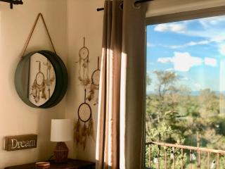 Eagles Nest Casita Luxury king memory foam bed feather pillows & duvet Amazing views, private balcony, Great location & Dog friendly - Prescott - 1