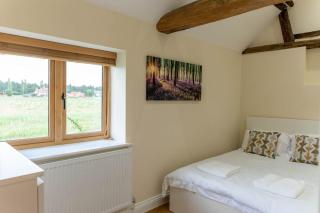 Beautiful barn conversion surrounded by woodland near Newark Show-ground - - 1