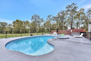 Kitchener Country Estate with Pool Hot Tub on private acres that sleeps up to 18 - Kitchener - 9