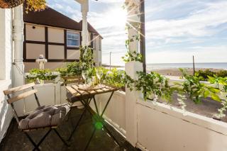 A view of the bay- Panoramic sea views- Sleeps 4 - Westgate on Sea - 6