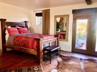 Prickly Pear Unique Studio with bathroom built into the Granite boulders, Amazing Views, Front & back porches, Firepit,Dog friendly - Prescott - 2