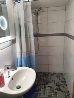Zimmer im UG direkt in der Innenstadt, Centrum - Schwerin - 2