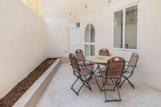 Unique Four Bedroom Townhouse One Minute Away From The Seafront - 7