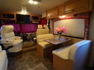 Luxury American RV with Hot Tub - West Chiltington - 3