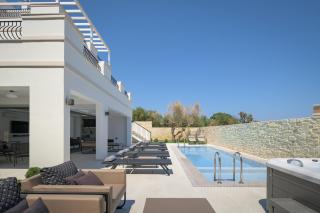 Ivory Villa, with effusive design, By ThinkVilla - Perama - 8