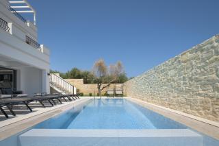 Ivory Villa, with effusive design, By ThinkVilla - Perama - 5