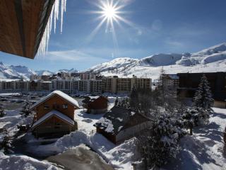 Appartement 6 pers rénové, lumineux, proche des pistes et commerces, balcon et parking privé. - FR-1-417-141 - 1