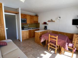 Studio cosy 4 pers, plein sud, balcon, parking privé, proche pistes et commerces - FR-1-445-181 - 8
