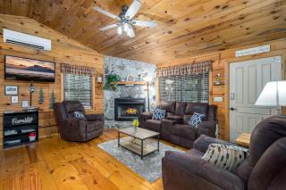 Sun and Fun Cabin Reasonable Price guaranteed No Added Fee Easy Drive Hot Tub RV parking Fire Pit - Blue Ridge - 0