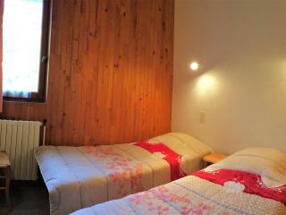 Appartement spacieux, 150m des pistes, proche supermarché, 2 chambres, balcon, local skis/chaussures - FR-1-416-34 - 4