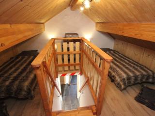 Chalet rénové, 3 ch, parking, proche commerces - FR-1-416-209 - 2