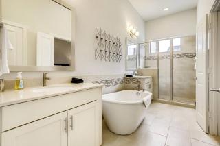 Gorgeous 4 Bed Home on St Mary's - Minutes to Riverwalk/Pearl - San Antonio - 6