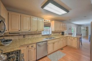 2 Mi to Clemson Central Villa with Deck, Near Lakes - Clemson - 2