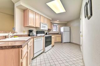 Pigeon Condo with Community Pool and Hot Tub! - Pigeon - 9