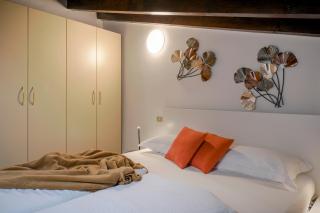 Iseo Centre Attic- private parking & bike storage - 7