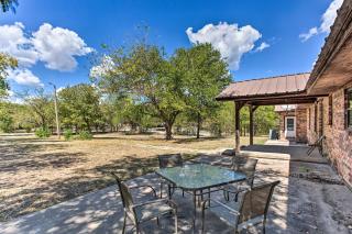 Lovely Anna Fink House with Patio and Fire Pit - Atoka - 9