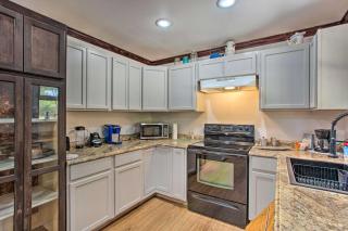 Lovely Anna Fink House with Patio and Fire Pit - Atoka - 2