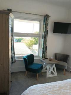 Contemporary one bed studio. Sea views and parking - 7