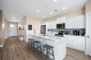 Stunning Views + Hot Tub + Location! 3 bed/3 bath - Cottonwood - 1