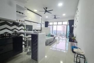 Studio Balcony Lake View Palazio Austin IKEA AEON by GDRAGON HomeStay - Johor Bahru - 0